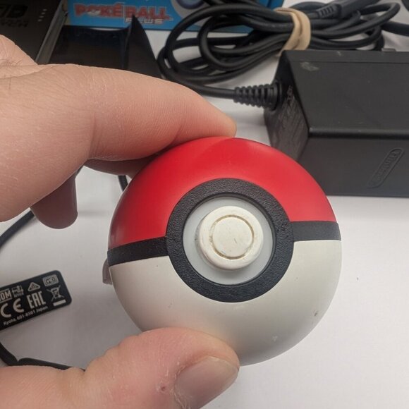 Nintendo Switch Console Pikachu & Eevee Pokémon Lets Go 2018 Edition w/ Pokeball - Picture 6 of 8